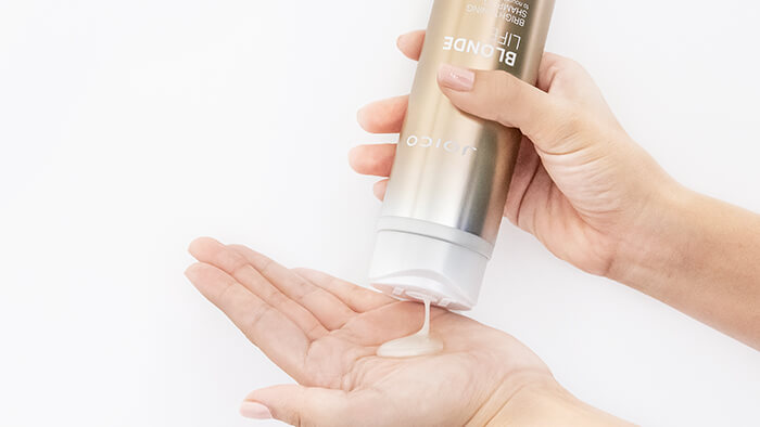blonde-life-shampoo-hand