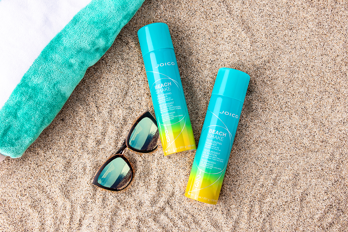 Botellas Joico Beach Shake en la arena